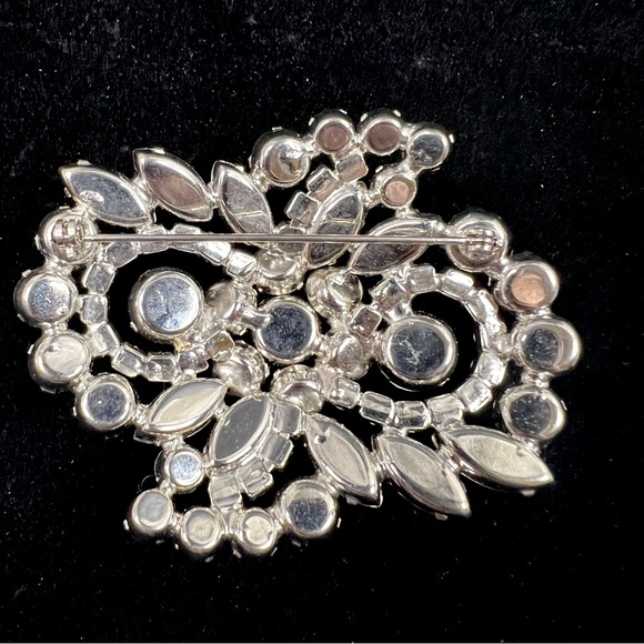 Beautiful Large Vintage Clear Rhinestone Brooch w/ Silver Tone Setting - Picture 6 of 7